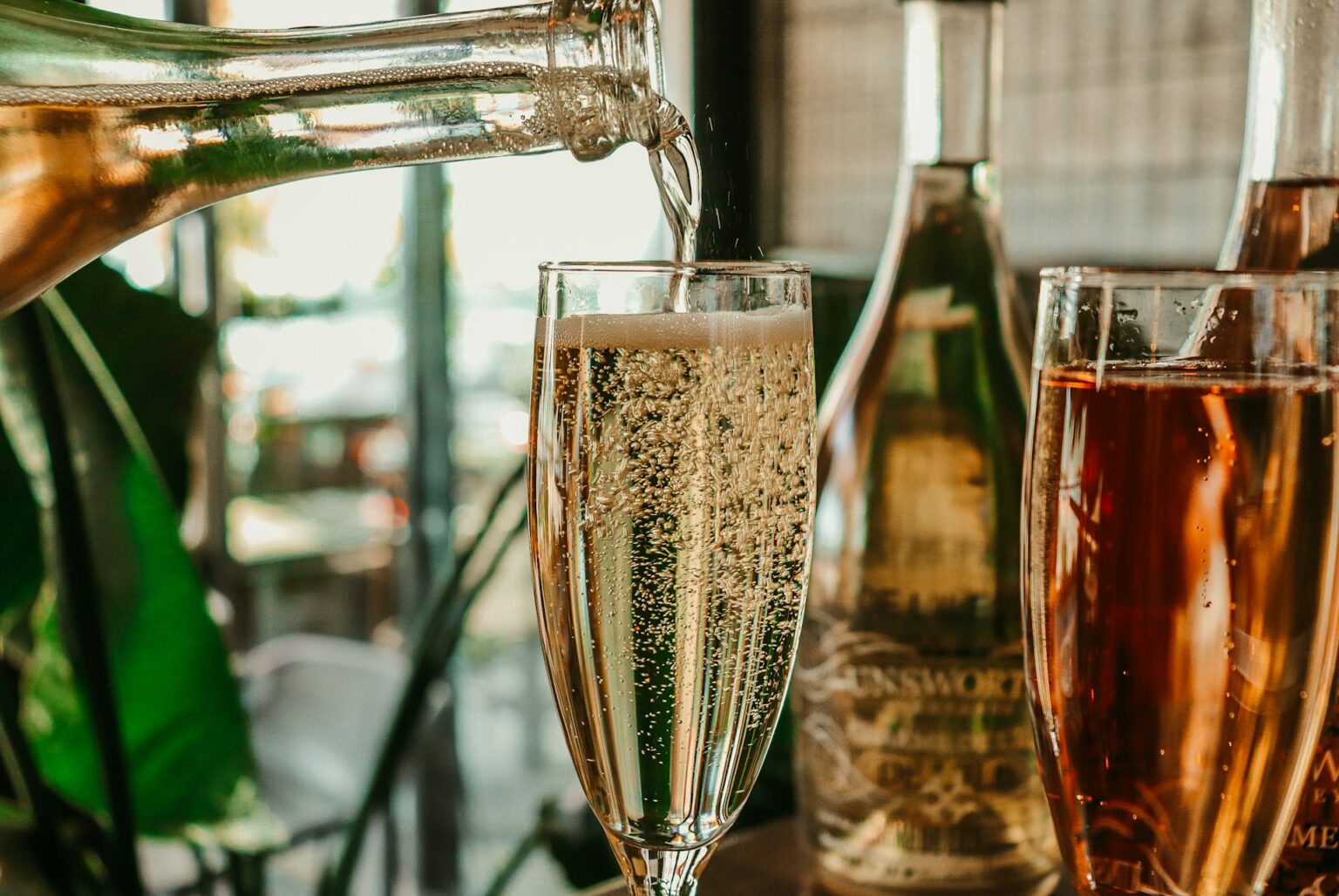 Pahare de prosecco alb și rosé lângă sticlă